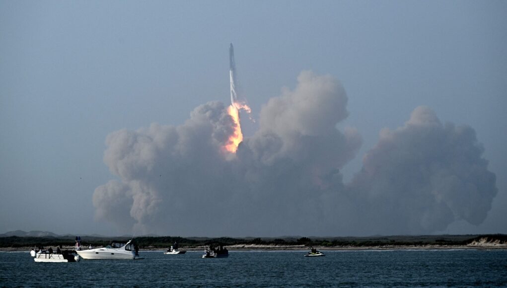 Video: Flight Operations Affected by Debris Over Bahamas Following SpaceX Starship Explosion