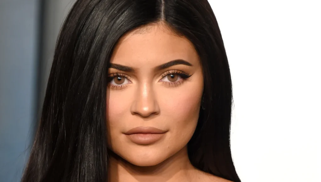 For a summer outing, Kylie Jenner chooses a tiny black t-shirt and a miniskirt.
