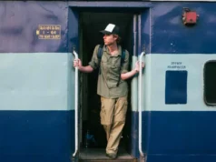 First AC Coach Passengers Caught Stealing Bedsheets And Towels From Purushottam Express | Video First AC Coach Passengers Caught Stealing Bedsheets And Towels From Purushottam Express | Video