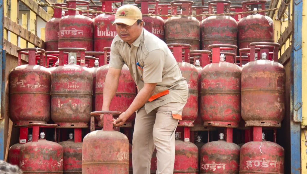 If homes refuse to switch to PNG when it is available, the LPG supply will be switched off: An order from the government.