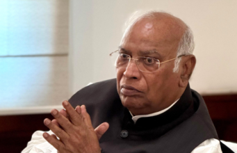 Congress President Mallikarjun Kharge receives a notice from ECI on his remarks about Modi and is asked to “explain.”