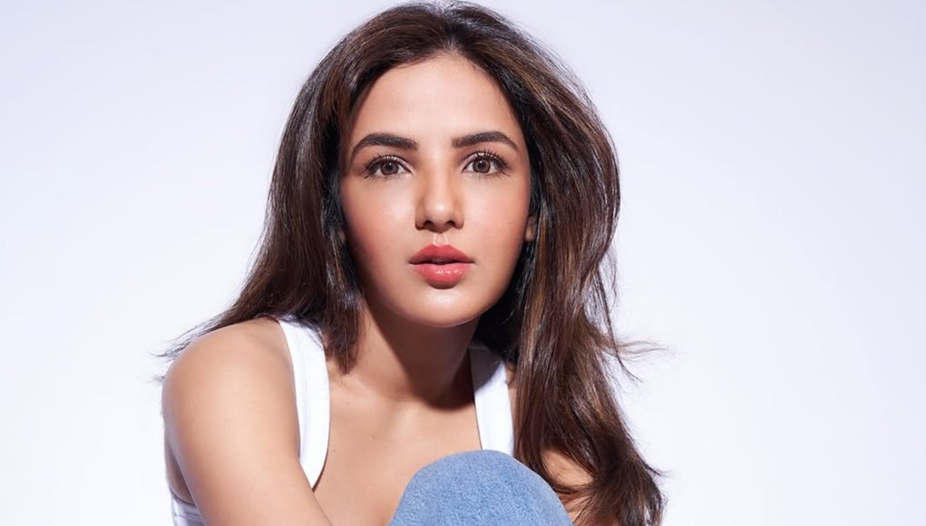 ‘Bahut mess hota hai…’: From an old wallet to her dog Kylie, Jasmin Bhasin’s purse is really a ‘suitcase’ | Fashion News