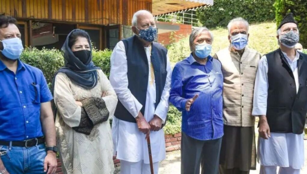 J-K leaders pay tributes to martyrs of July 13 1931 J-K leaders pay tributes to martyrs of July 13 1931