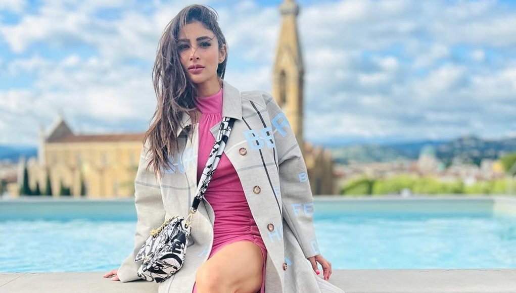 ‘I’m not a gum person at all. And I love elaichi’: Mouni Roy on what’s in her bag ‘I’m not a gum person at all. And I love elaichi’: Mouni Roy on what’s in her bag