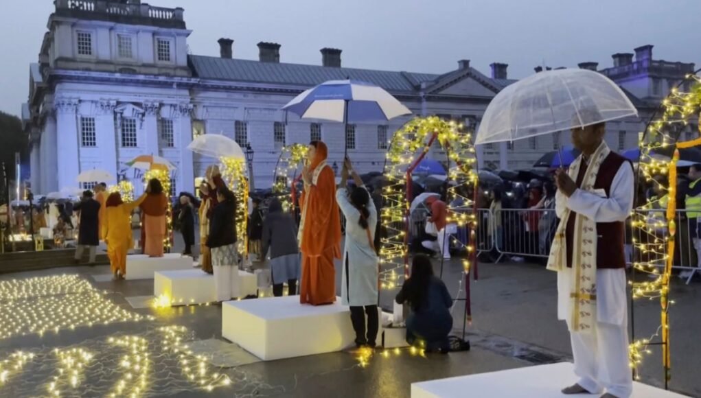 WATCH: Ganga Aarti performed for first time on River Thames in UK, thousands gather WATCH: Ganga Aarti performed for first time on River Thames in UK, thousands gather