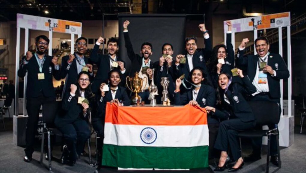 Viswanathan Anand Present Prestigious Nona Gaprindashvili Trophy To Indian Team After Chess Olympiad Win Viswanathan Anand Present Prestigious Nona Gaprindashvili Trophy To Indian Team After Chess Olympiad Win