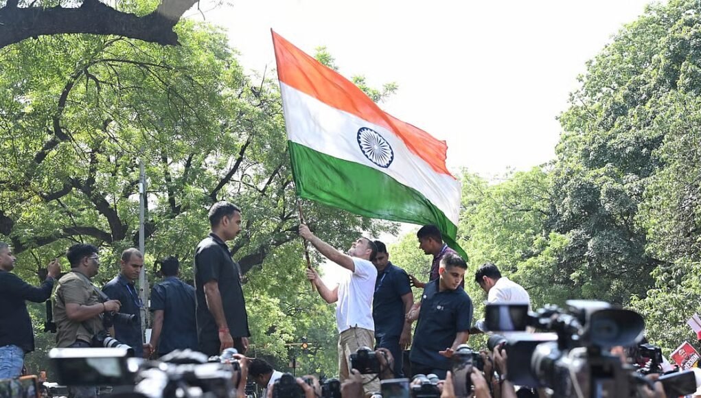 WATCH: Rahul climbs barricades during protest against EC; Priyanka joins in
