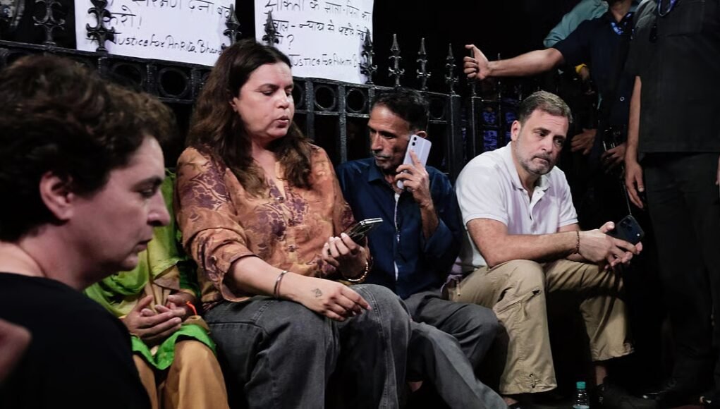 Rahul, Priyanka visit India Gate protest site to meet Ankita Bhandari’s parents Rahul, Priyanka visit India Gate protest site to meet Ankita Bhandari’s parents